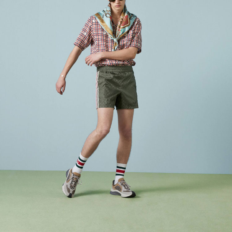 Lookbook GUCCI SS23 Kemeja Lengan Pendek Cetakan Petak Merah Kolar Gaya Cuba. 742706-ZAN3K-6359