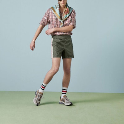 GUCCI SS23 Kemeja Lengan Pendek Cetakan Petak Merah Kolar Gaya Cuba. 742706-ZAN3K-6359 Lookbook GUCCI SS23 Kemeja Lengan Pendek Cetakan Petak Merah Kolar Gaya Cuba. 742706-ZAN3K-6359