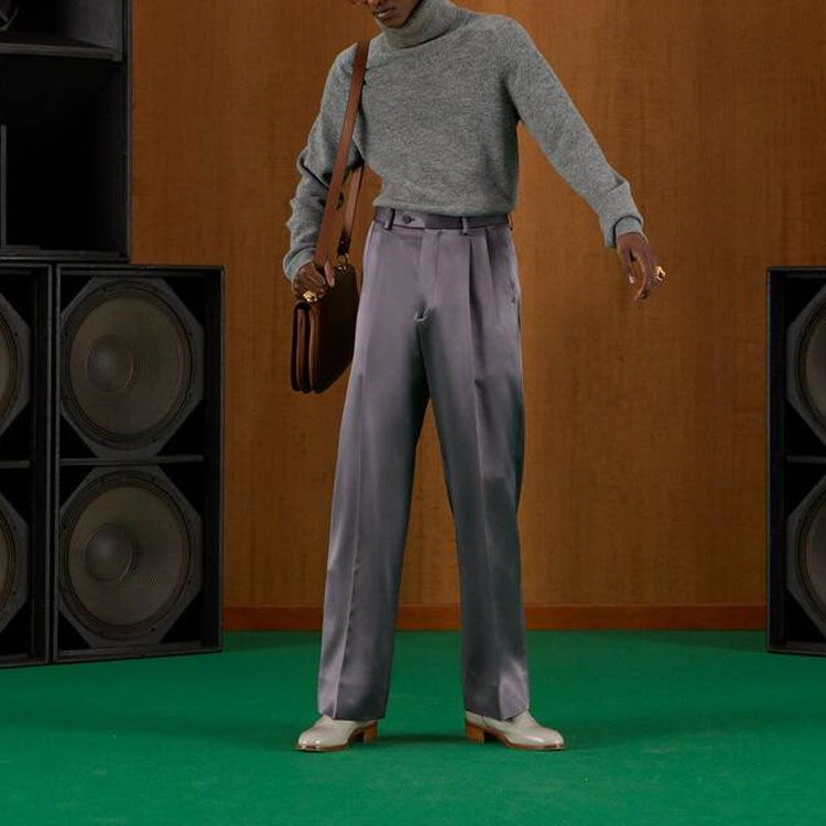 Lookbook GUCCI SS23 Sweater Rajut Abu-Abu High-Neck Warna Solid. 694787-XKCD5-1093