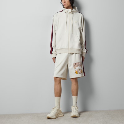 GUCCI SS24 Beige Shorts Lurus dengan Desain Patch Logo. 770910-XJGBW-9782 Lookbook GUCCI SS24 Beige Shorts Lurus dengan Desain Patch Logo. 770910-XJGBW-9782