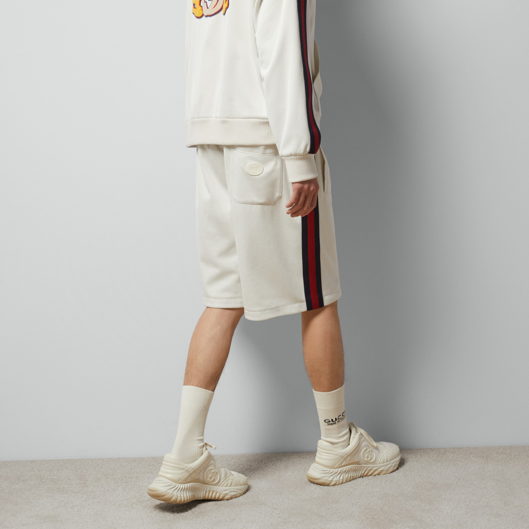 Shop GUCCI SS24 Beige Shorts Lurus dengan Desain Patch Logo. 770910-XJGBW-9782