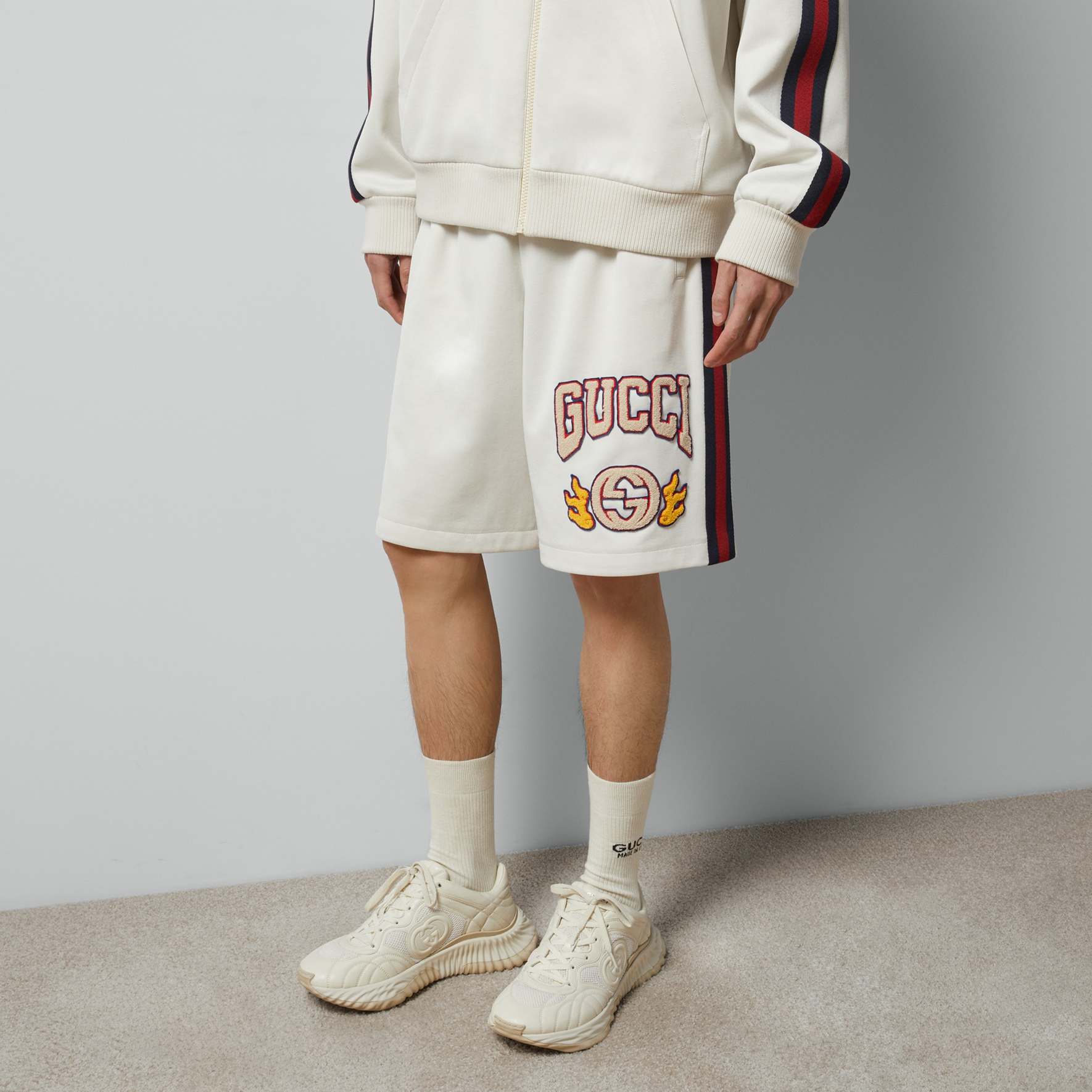 Purchase GUCCI SS24 Beige Shorts Lurus dengan Desain Patch Logo. 770910-XJGBW-9782