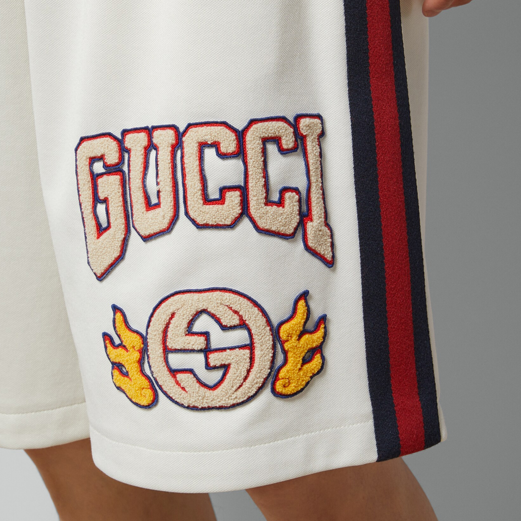 Sizing GUCCI SS24 Beige Shorts Lurus dengan Desain Patch Logo. 770910-XJGBW-9782