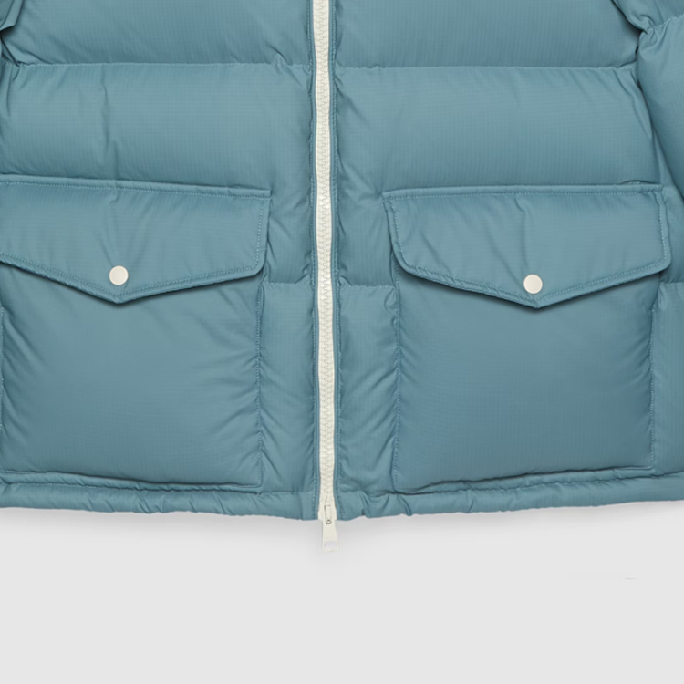 Sizing GUCCI SS24 藍色標誌拼接連帽羽絨外套。 762558-Z8BNG-1121