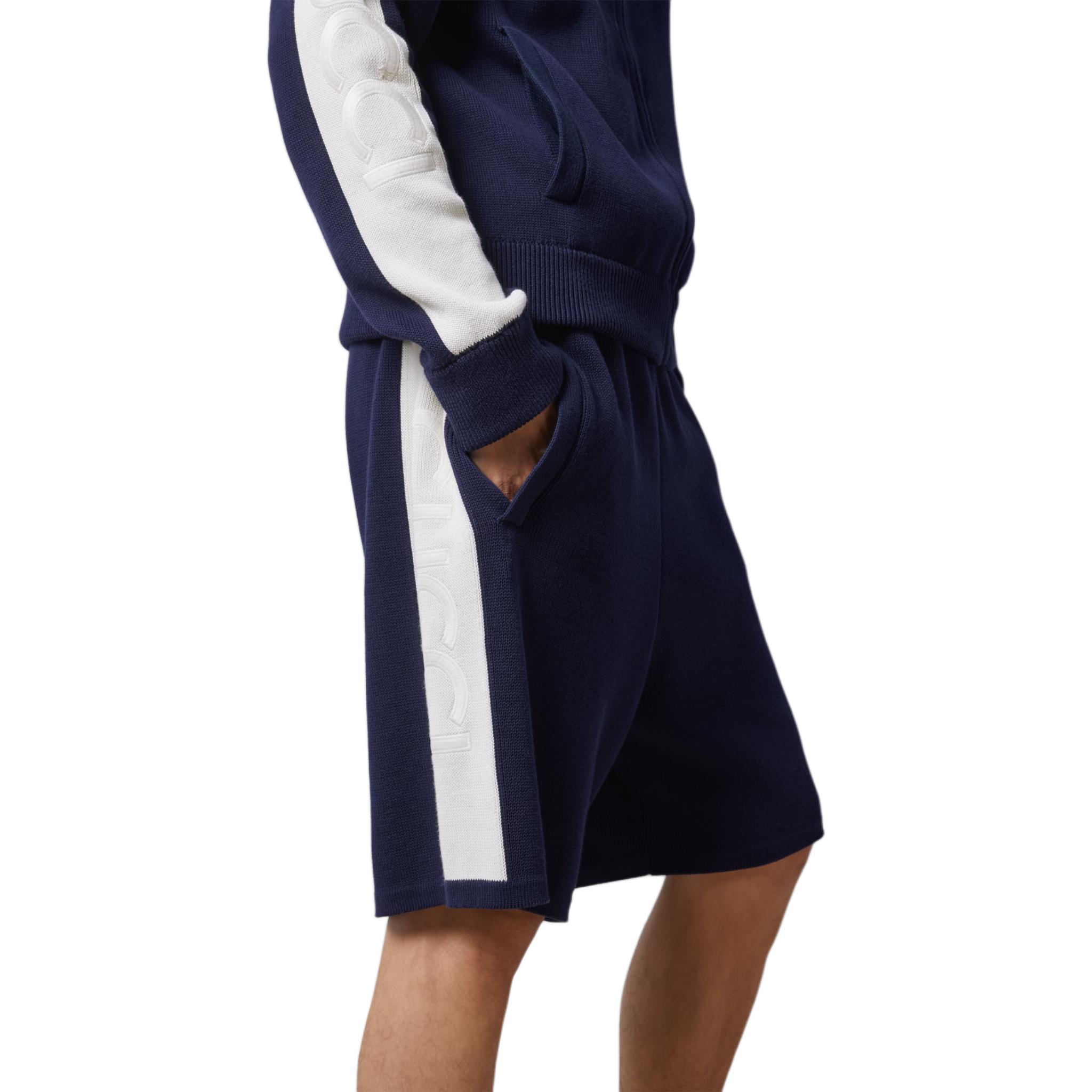 Purchase GUCCI SS24 Celana Pendek Biru Mid-Waist Straight-Leg dengan Logo Bordir. 770782-XKDOM-4492