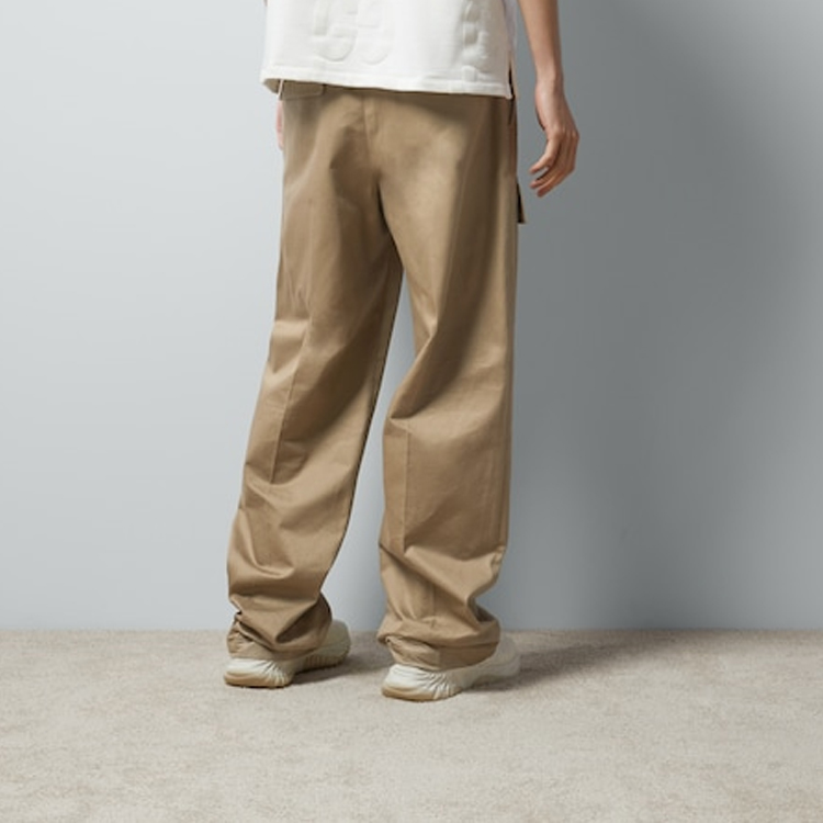 Shop Pantalones Casuales Kaki de Pierna Recta GUCCI SS24 con Bordado de Logo. 762309-ZAPRO-9569