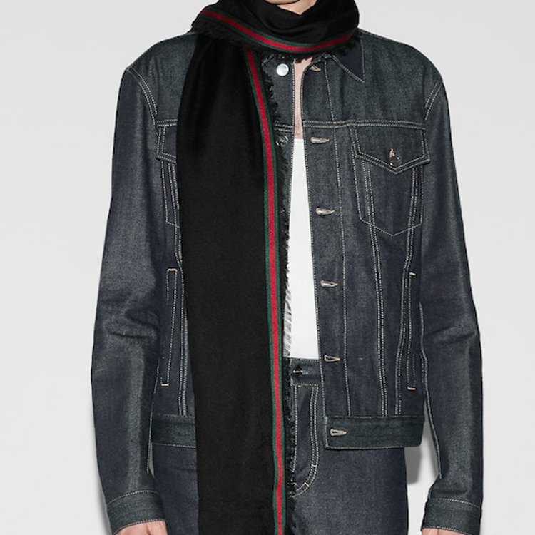Shop Bufanda Negra de Punto Seda Algodón con Logo Rayado GUCCI Accesorio. 7952844G4831066