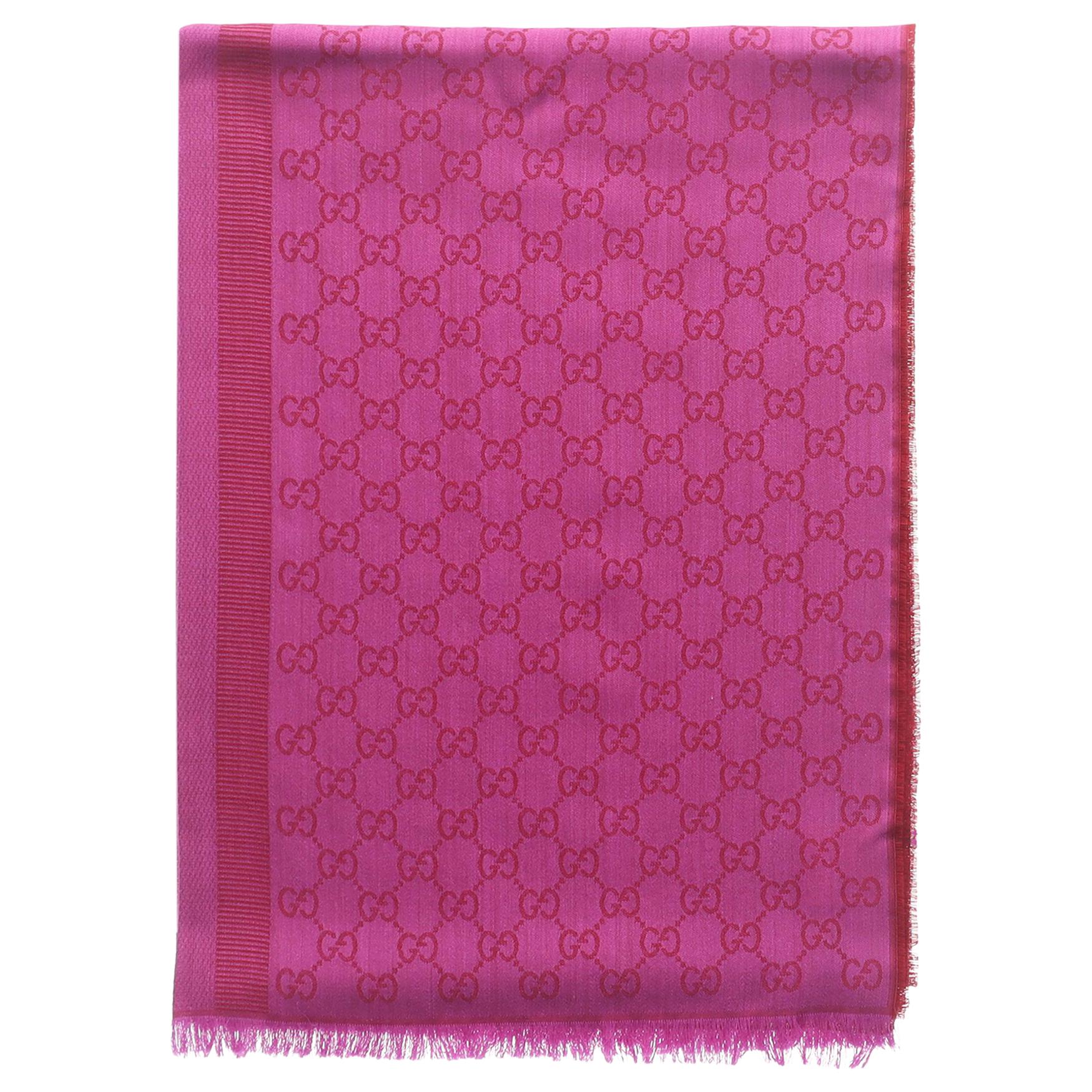 GUCCI Wool Logo Scarf in Rose Red. 282390-3G704-6472
