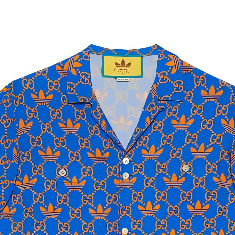 Lookbook GUCCI x adidas Polo de Manga Corta con Estampado del Logo Azul. 702467-ZALAQ-7447