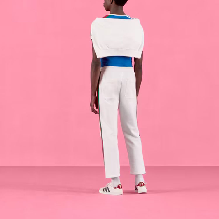 Lookbook Kaos Unisex Gucci x Adidas SS22 Biru dengan Logo Print. 691637-XJEKL-4744