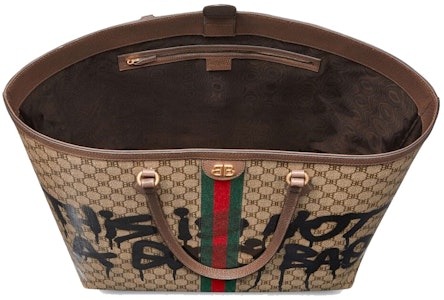 구찌X발렌시아가 해커 프로젝트 그래피티 라지 토트백 (베이지)
Lookbook 구찌X발렌시아가 해커 프로젝트 그래피티 라지 토트백 (베이지)