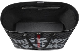 구찌 x 발렌시아가 해커 프로젝트 그래피티 라지 토트백 블랙
Lookbook 구찌 x 발렌시아가 해커 프로젝트 그래피티 라지 토트백 블랙