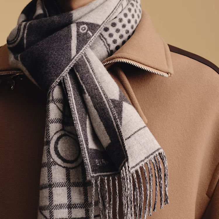 HERMES  Grey Jacquard Knit Scarf with Helmet Armor Design. H394800T03 圖 3