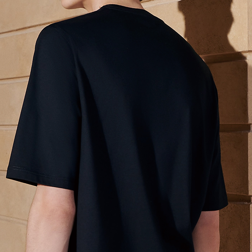 Sizing HERMES Kaos Navy Biru Grafis Print Crewneck Lengan Pendek. H457950HA01