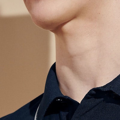 エルメス ネイビーブルー 刺繍ロゴ ストライプトリム ポロシャツ. H457985HA01 Shop エルメス ネイビーブルー 刺繍ロゴ ストライプトリム ポロシャツ. H457985HA01