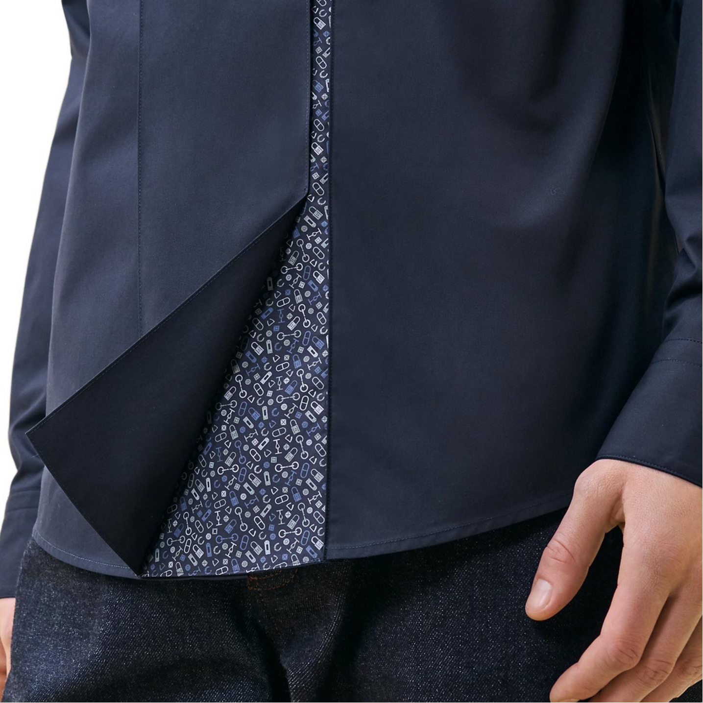 Purchase HERMES Kemeja Biru Tua Bercetak Berkolar Tajam Lengan Panjang H466340H201