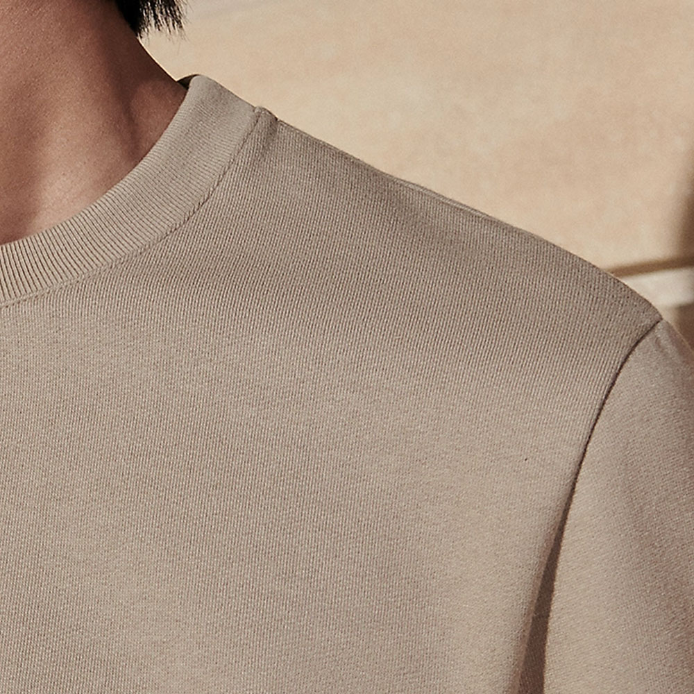 Shop HERMES Sweatshirt Kuning Pasir dengan Cetakan Huruf & Leher Bulat Berusuk. H457790HA1W