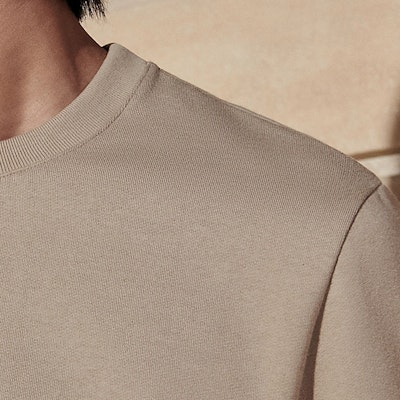 HERMES Sweatshirt Kuning Pasir dengan Cetakan Huruf & Leher Bulat Berusuk. H457790HA1W Shop HERMES Sweatshirt Kuning Pasir dengan Cetakan Huruf & Leher Bulat Berusuk. H457790HA1W