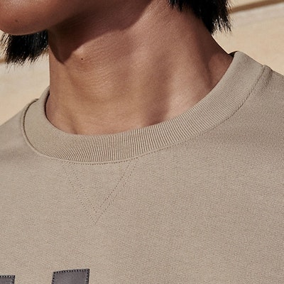 HERMES Sweatshirt Kuning Pasir dengan Cetakan Huruf & Leher Bulat Berusuk. H457790HA1W Cheap HERMES Sweatshirt Kuning Pasir dengan Cetakan Huruf & Leher Bulat Berusuk. H457790HA1W