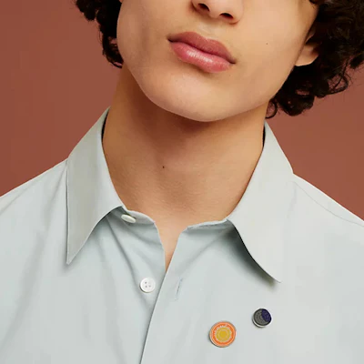 愛馬仕字母標誌男性多彩胸針 H077342FPAB Lookbook 愛馬仕字母標誌男性多彩胸針 H077342FPAB