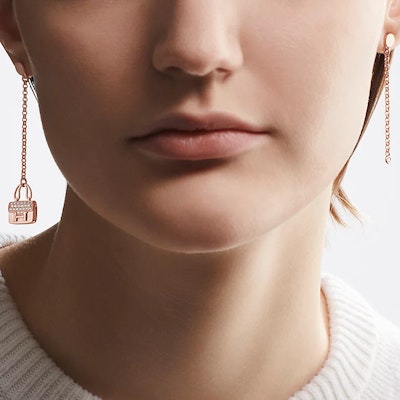 エルメス アミュレット コンスタンス ピアス ローズゴールド ダイヤモンド付き H221503B-00 Lookbook エルメス アミュレット コンスタンス ピアス ローズゴールド ダイヤモンド付き H221503B-00