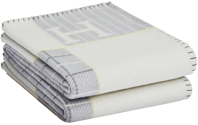 Selimut Hermes Avalon Cabriole Gris Perle. Lookbook Selimut Hermes Avalon Cabriole Gris Perle.