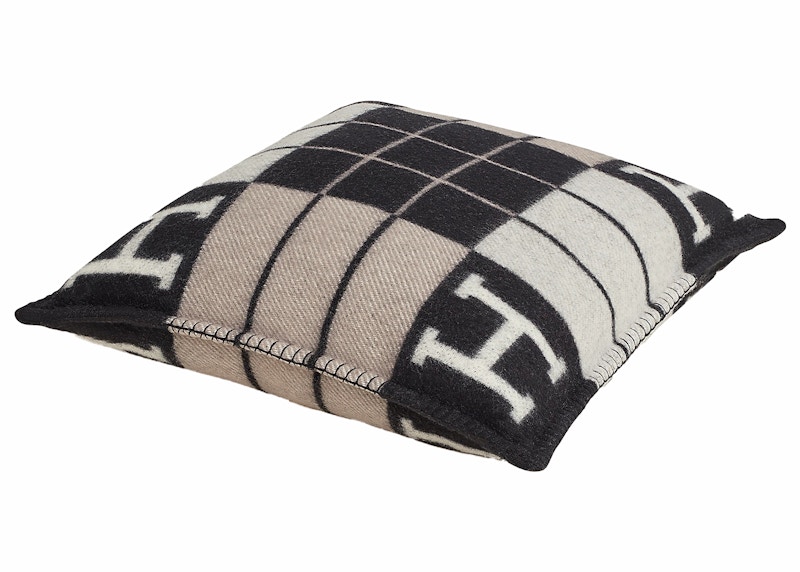 Order Bantal Kecil Hermes Avalon III Model Ecru Noir