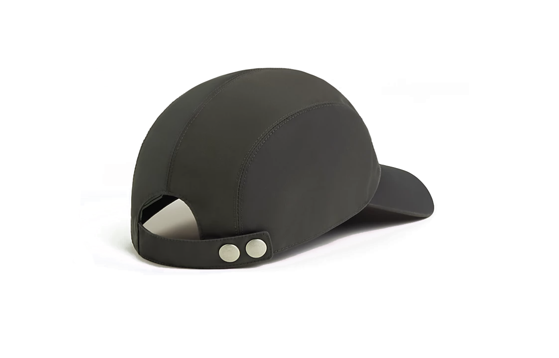 Lookbook HERMES 黑色棒球帽 Swift 馬鞍釘裝飾小牛皮邊。 H232071NvG158