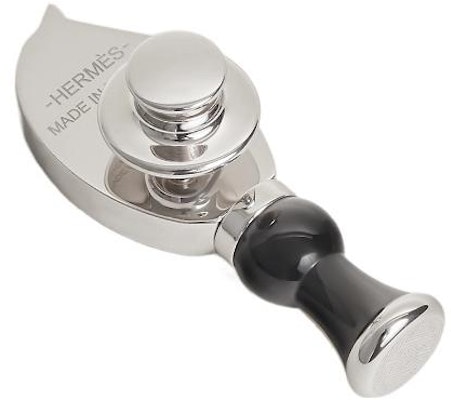 エルメス ブラック パラジウムメタル ホースバッジ ユニセックス ブローチ H077304FP03 Lookbook エルメス ブラック パラジウムメタル ホースバッジ ユニセックス ブローチ H077304FP03