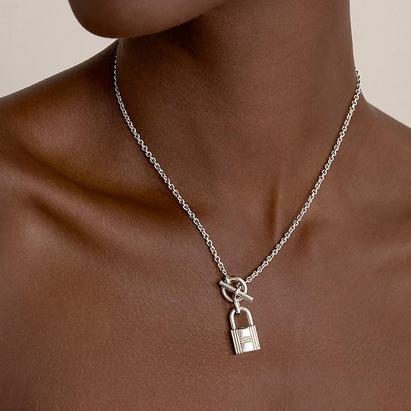 Shop 愛馬仕Cadenas Kelly吊墜銀項鍊 情侶款珠寶 H104140B-00