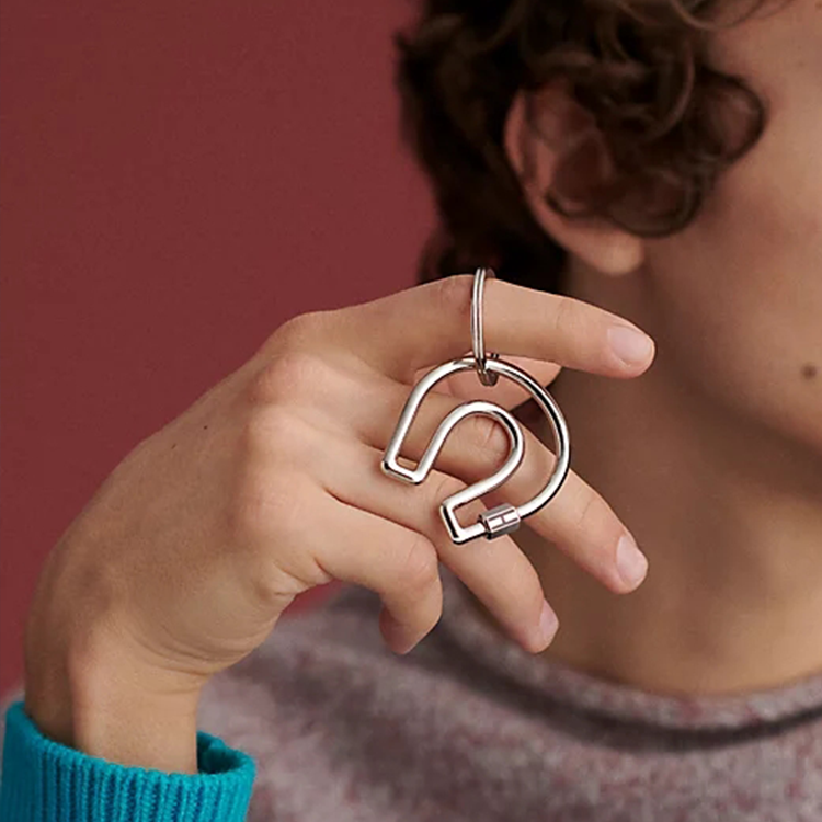 Lookbook HERMES Cheval Fer a Cheval Key Ring Horseshoe Metal Unisex Keychain. H077329FJ03