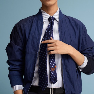 エルメス ダンシングハーツ ネイビーブルー メンズネクタイ H339317T-01 Purchase エルメス ダンシングハーツ ネイビーブルー メンズネクタイ H339317T-01