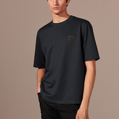 HERMES Kaos Santai Crewneck Pola Bordir Biru Navy. H167565HA01 Lookbook HERMES Kaos Santai Crewneck Pola Bordir Biru Navy. H167565HA01