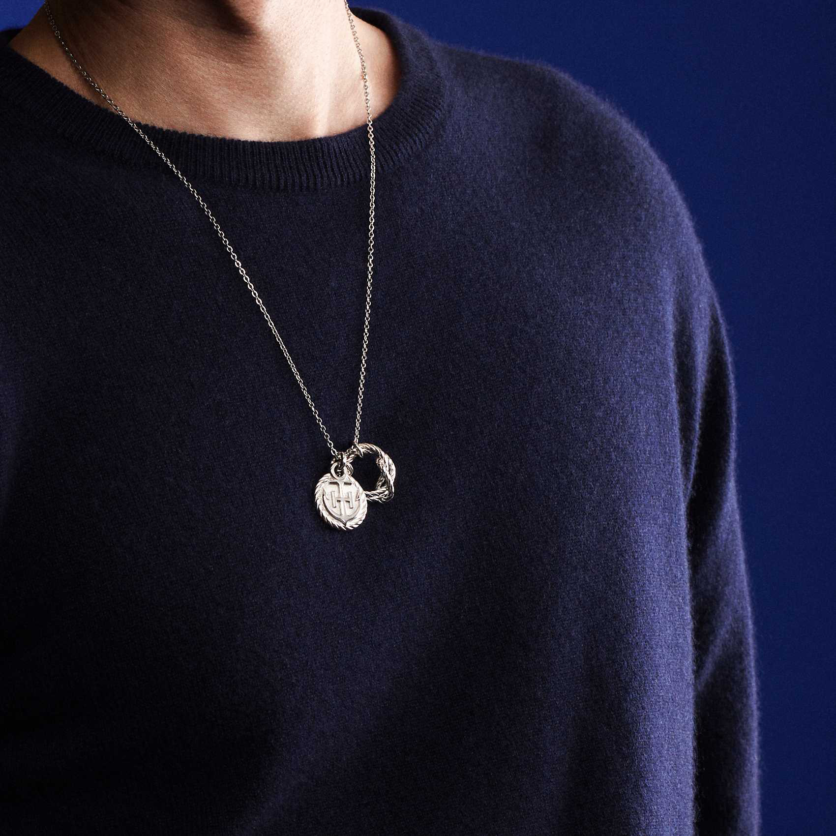 Shop HERMES 時尚金屬吊墜男士項鍊 H077272FP00