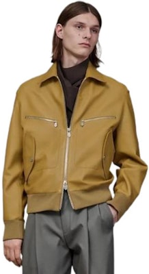 에르메스 FW22 옐로우 솔리드 칼라 지퍼 버튼 포켓 재킷. H263220HC3J Lookbook 에르메스 FW22 옐로우 솔리드 칼라 지퍼 버튼 포켓 재킷. H263220HC3J