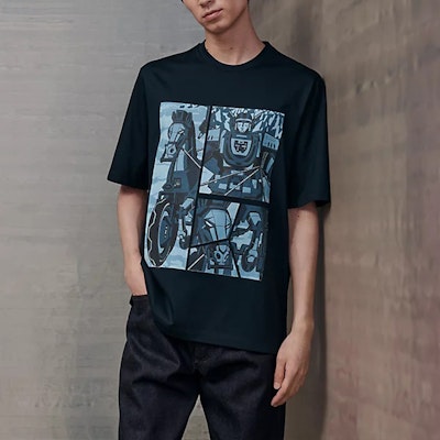HERMES FW22 Kaos Pria Super Chariot Print Crew Neck Biru Langit H267820HA01 Lookbook HERMES FW22 Kaos Pria Super Chariot Print Crew Neck Biru Langit H267820HA01