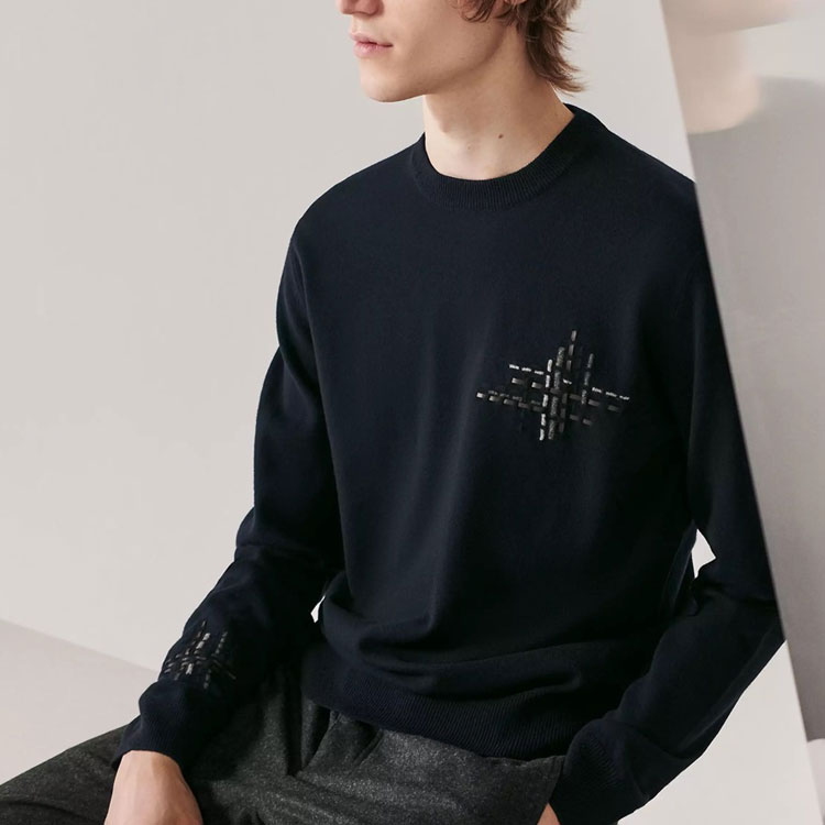 Lookbook 에르메스 FW23 패턴 프린트 네이비 크루넥 풀오버 스웨터. H367240HA01