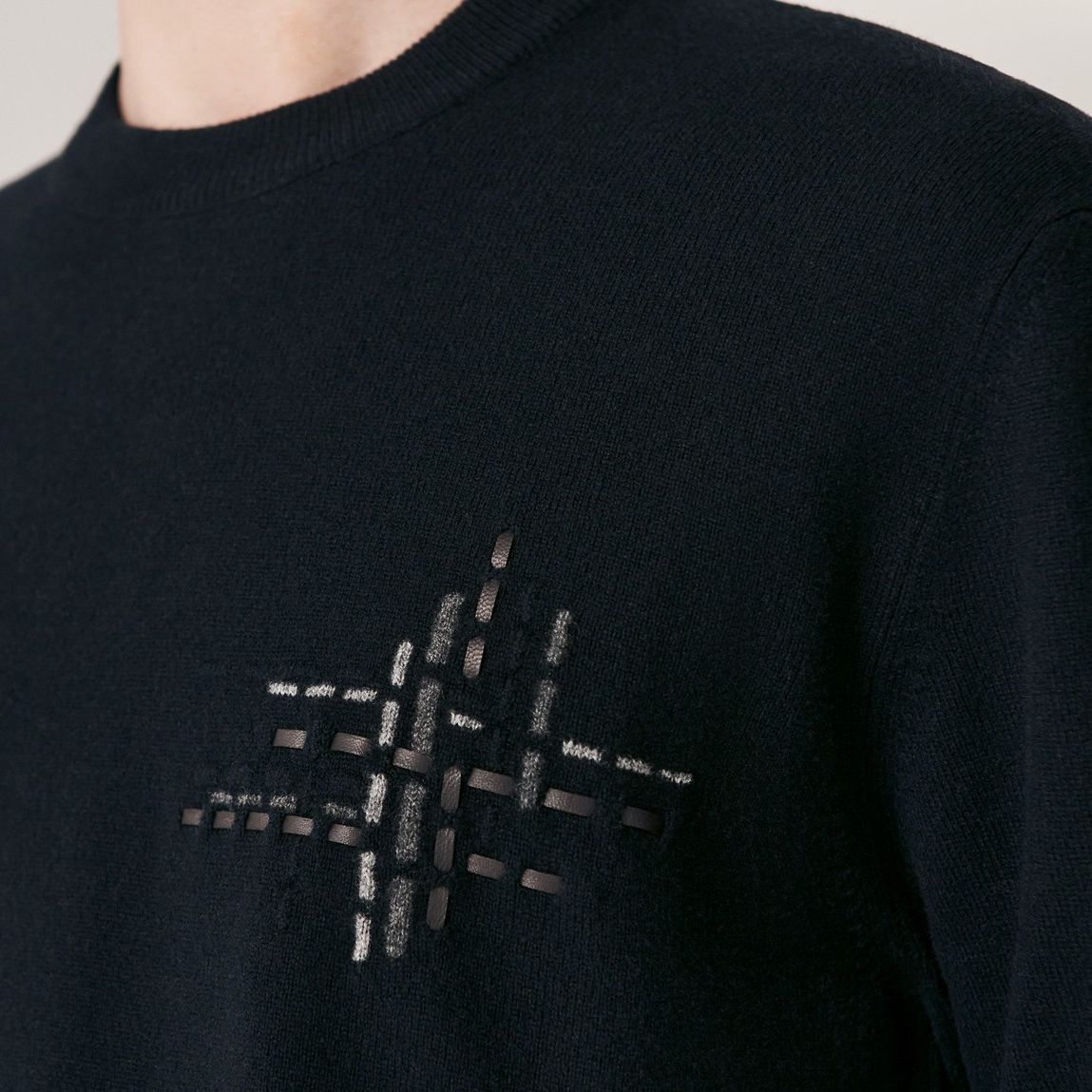 Purchase 에르메스 FW23 패턴 프린트 네이비 크루넥 풀오버 스웨터. H367240HA01