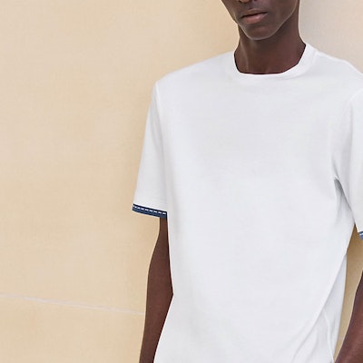 HERMES FW24 Crewneck T-Shirt Putih dengan Trim Berjalur Pendek. H467950HA90 Details for HERMES FW24 Crewneck T-Shirt Putih dengan Trim Berjalur Pendek. H467950HA90