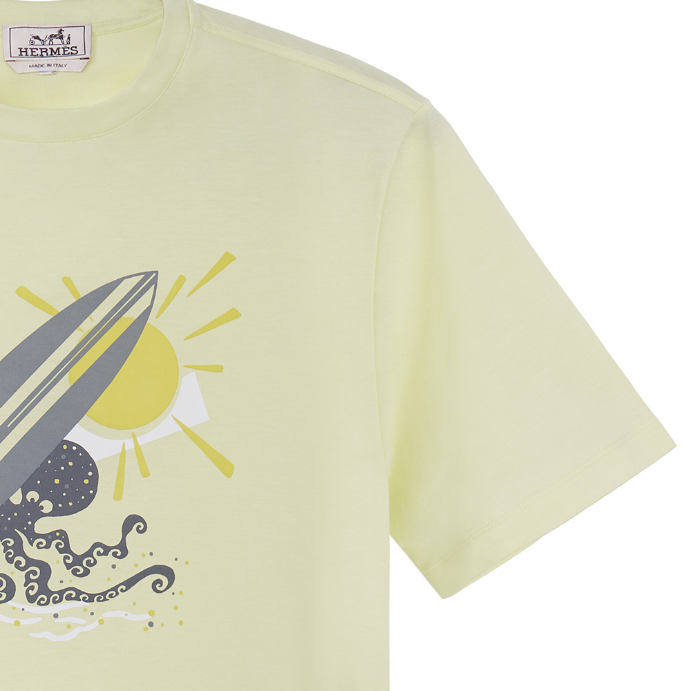 Details for 爱马仕 HERMÈS 2023春夏卡通印花柠檬黄圆领短袖T恤 休闲上衣 H357940HA2Q