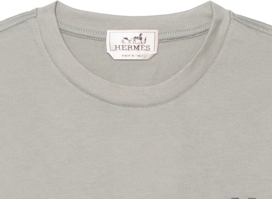 Hermes HERMÈS SS24 Kaos Hijau Crewneck dengan Detail Kulit. H457930HA1F Details for Hermes HERMÈS SS24 Kaos Hijau Crewneck dengan Detail Kulit. H457930HA1F