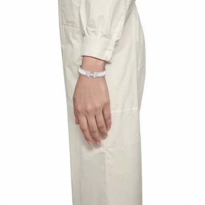 HERMES Ikonik Gelang Logam H Unisex Putih Perak H700001FP31PM Lookbook HERMES Ikonik Gelang Logam H Unisex Putih Perak H700001FP31PM