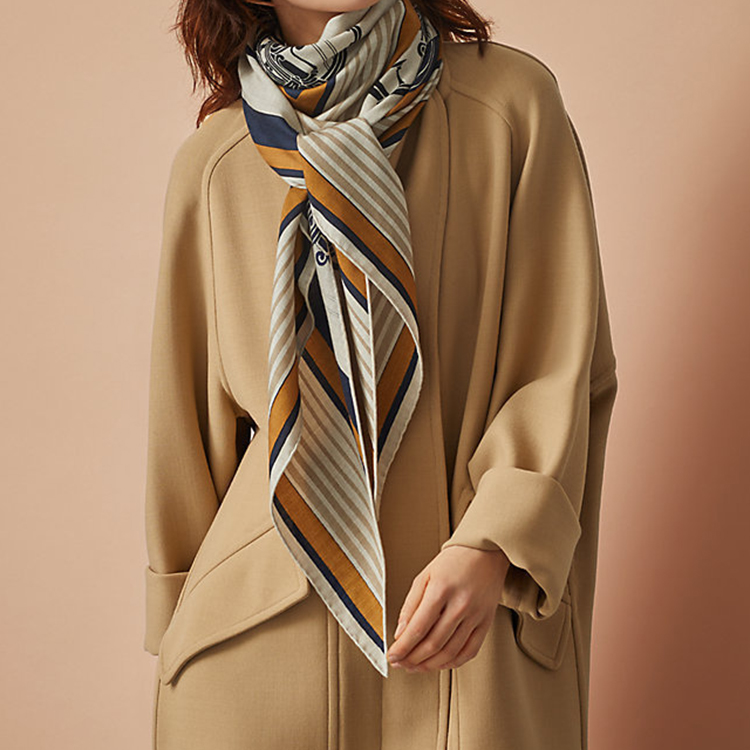 HERMES Large Triangle Scarf Beige H363791S04 圖 3
