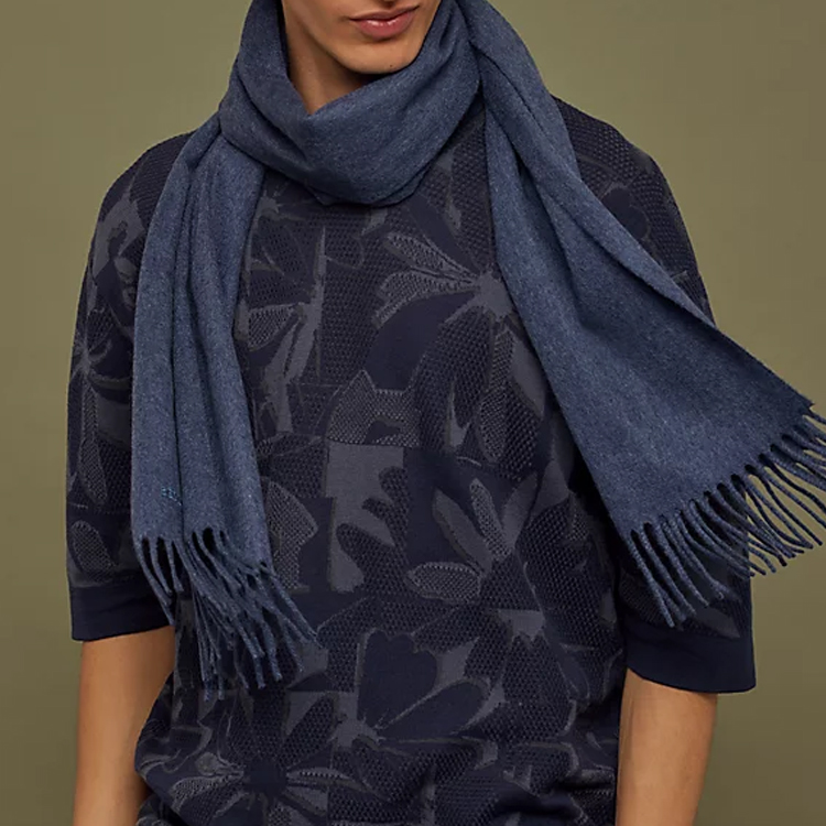 HERMES Men’s Blue Cashmere Scarf with Minimalist Solid Color & Logo Design. H393700T 25 圖 3