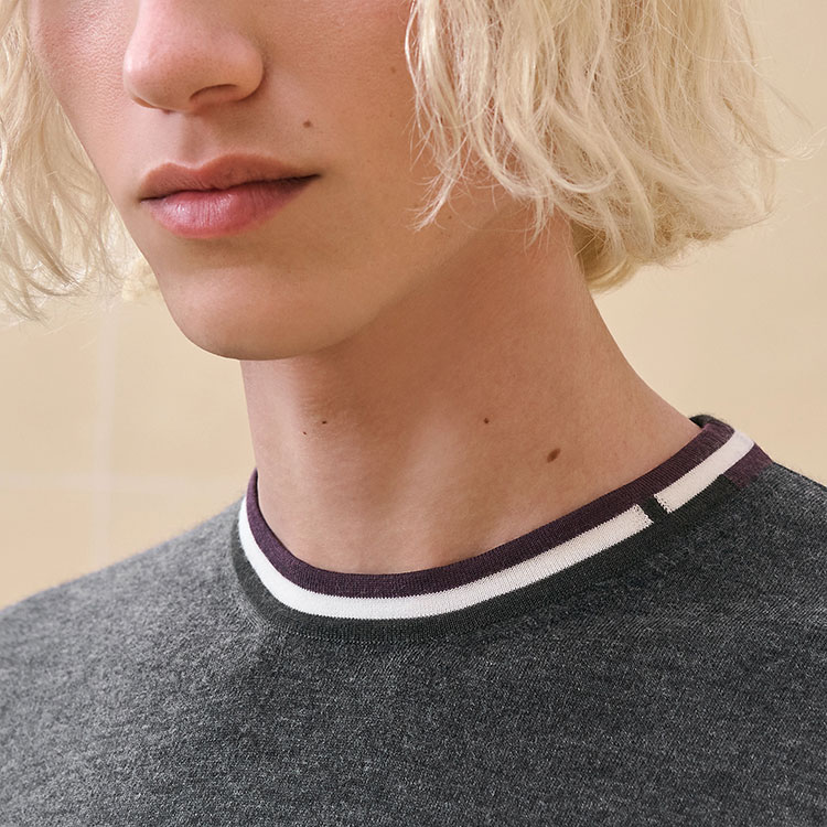 HERMES Men’s Contrast Trim Striped Round Neck Knit Sweater Dark Grey FW24 H467015HA81 圖 4