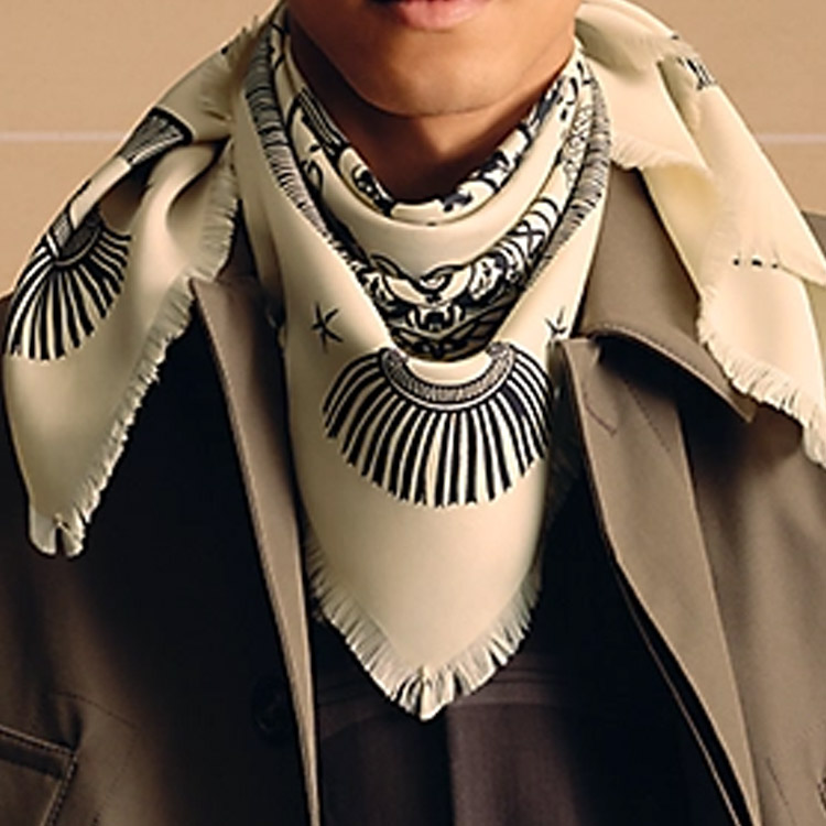 Lookbook HERMES Skaf Sutera Lelaki "Outposts and Knights" Beige Cerah Aksesori Sutera H271757Tv09