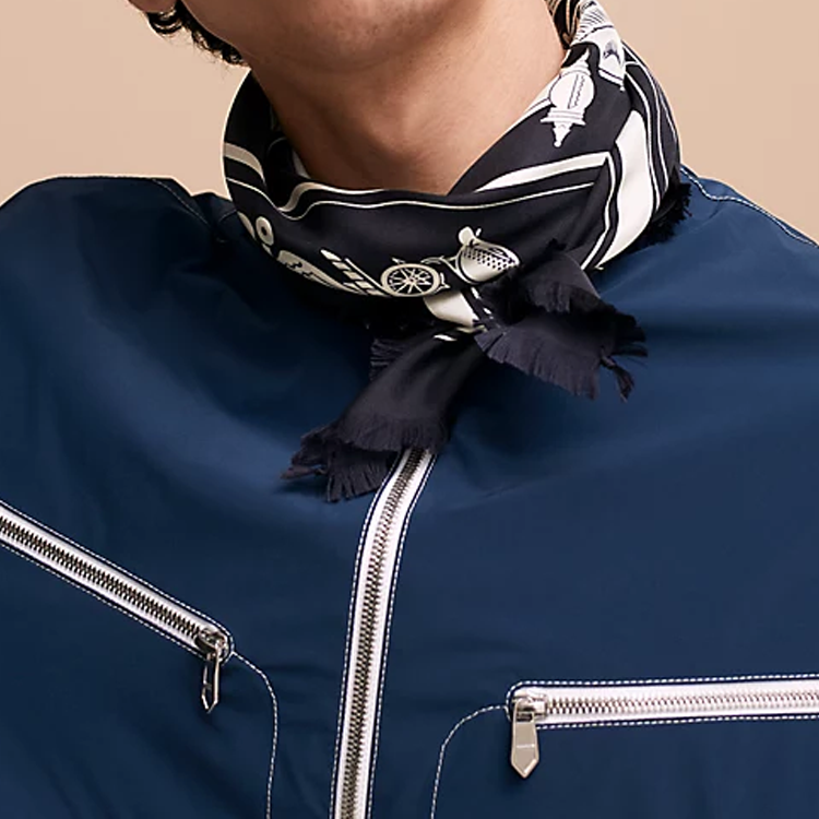 Lookbook HERMES Pañuelo de Seda Azul Marino con Estampado Gráfico H271063T-69