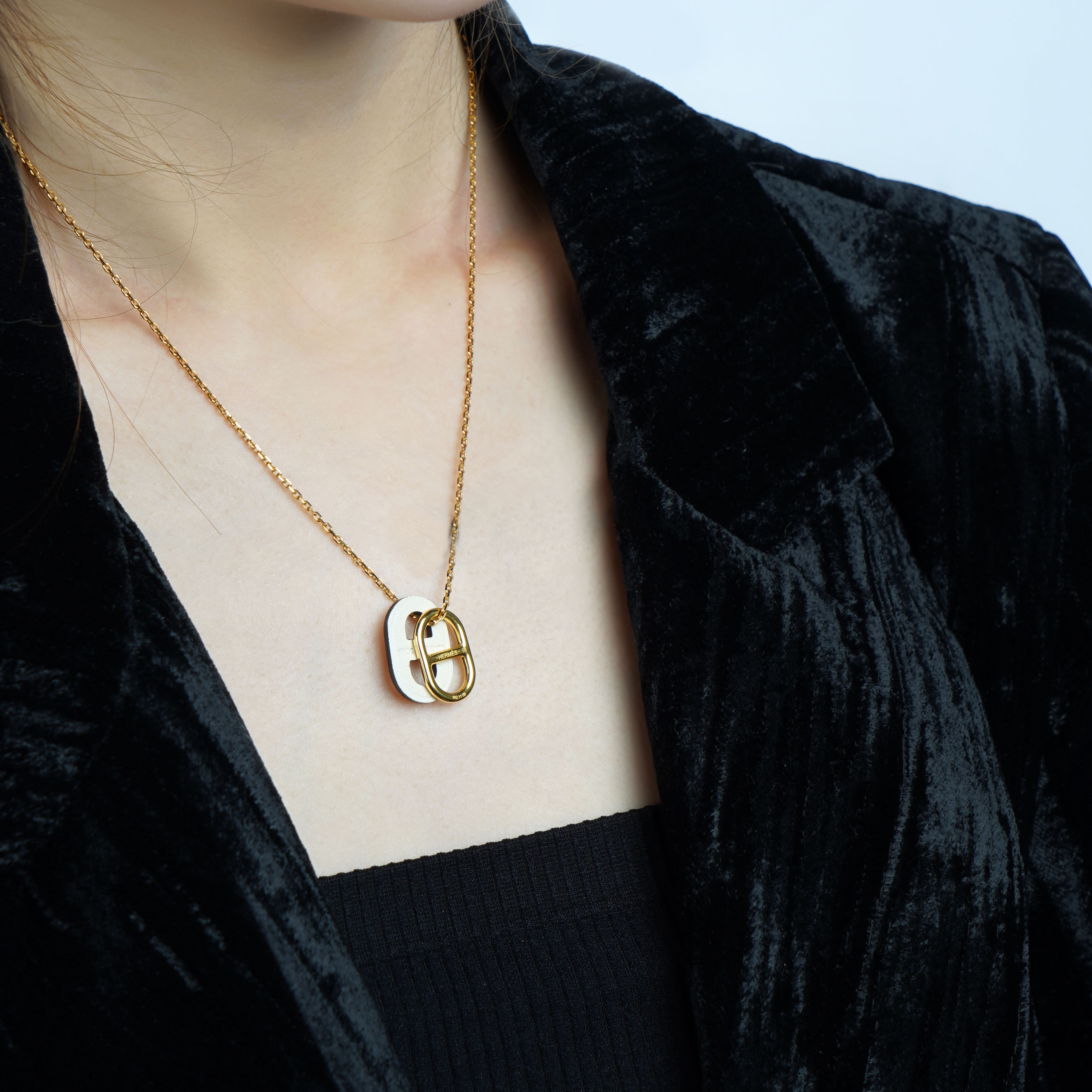 HERMES O'Maillon Openwork Gold-Plated Unisex Necklace Grey and White H079528CCI2 圖 5