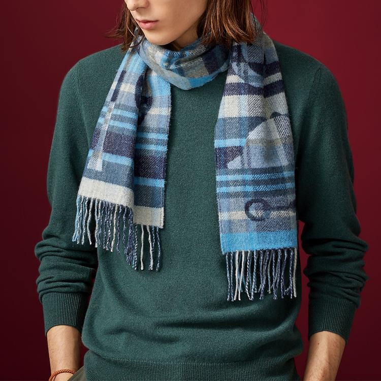 Shop HERMES Bufanda Azul de Cachemira con Flecos y Cuadros H393554T-01