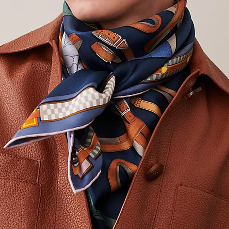 HERMES Printed Silk Scarf Unisex Couple Design in Deep Navy Blue. H004039S 03 圖 4